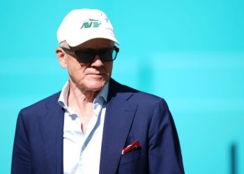 Jets owner takes aim at Justin Fields amidst team’s struggles