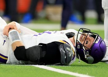 Emotional Vikings QB throws helmet during prime time loss to Chargers