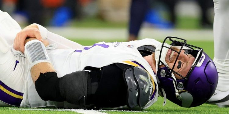 Emotional Vikings QB throws helmet during prime time loss to Chargers