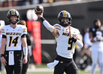 Missouri QB carted off during game vs. Vanderbilt