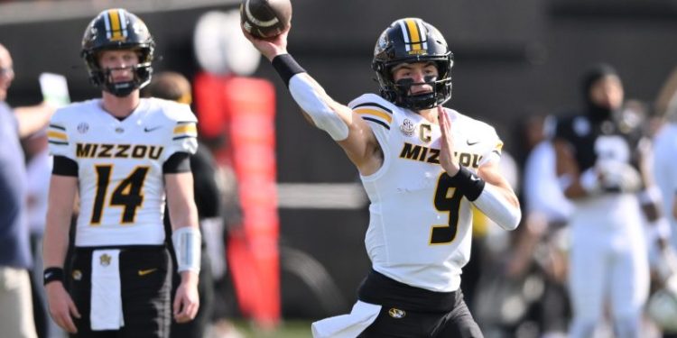 Missouri QB carted off during game vs. Vanderbilt