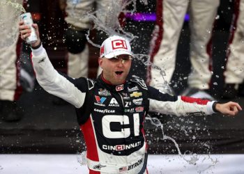 Byron edges Blaney at Martinsville to make NASCAR Championship 4
