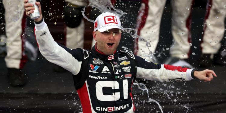 Byron edges Blaney at Martinsville to make NASCAR Championship 4