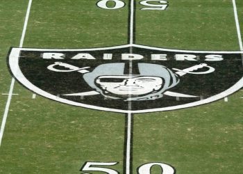 Wife of NFL coaching legend, mother of current Raiders owner dies