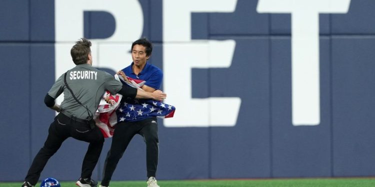 Watch: Fan with American flag runs onto field during World Series game