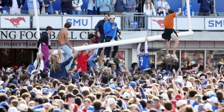 SMU football fans remove goalpost from stadium after upset over Miami