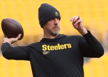 Aaron Rodgers seems to have hand issue during pregame warm-ups