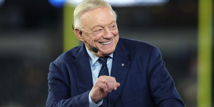Cowboys’ Jerry Jones takes center stage in NFL trade deadline theater