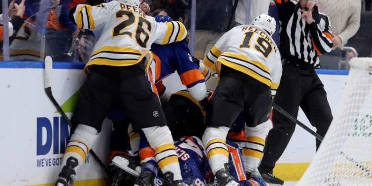Islanders jump in after Bruin roughs up No. 1 pick