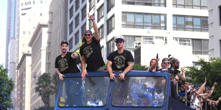 Dodgers take in Lakers-Spurs game after World Series victory