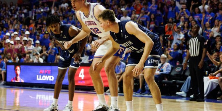 Florida freshman giant becomes tallest player to play in NCAA game