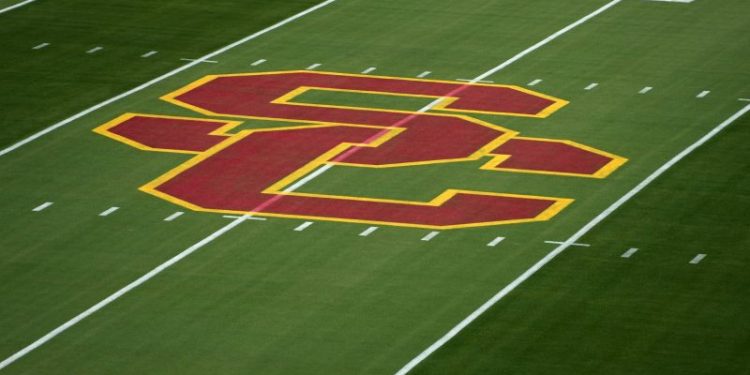 Watch: USC runs sneaky fake punt with third-string QB