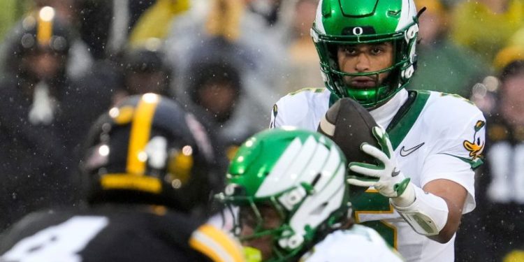 Oregon boosts CFP case with last-second win at Iowa