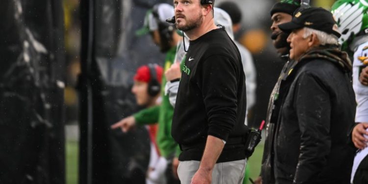 Iowa fans throw beer cans toward taunting Oregon players after loss