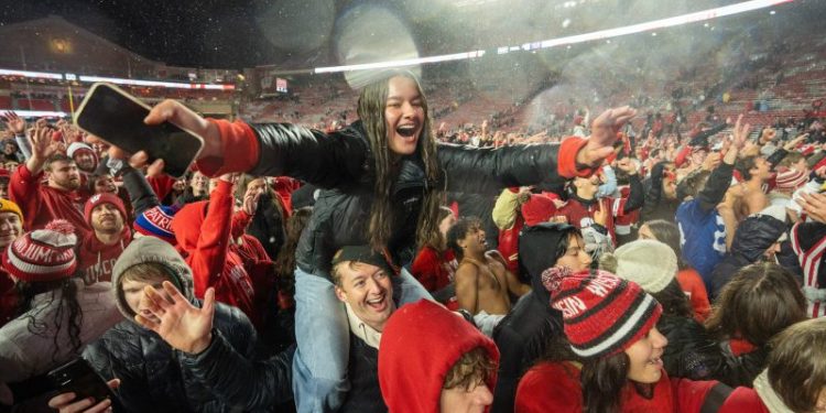 Wisconsin fans storm field after Badgers snap six-game losing skid