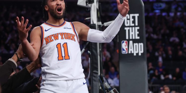 Knicks star Jalen Brunson hurts ankle in loss to Magic