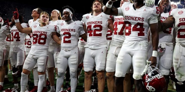 Latest CFP rankings prediction shows playoff bubble getting crowded