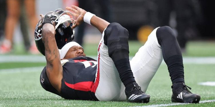 Falcons QB exits game with knee injury