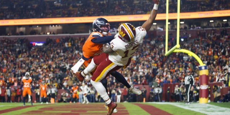 Catch of the year? Treylon Burks has highlight-reel one-handed TD grab