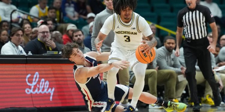 Michigan surges in men’s college hoops poll after winning big in Las Vegas