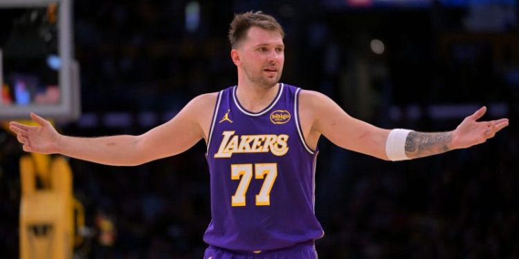 Lakers take on Suns: How to watch game on Peacock