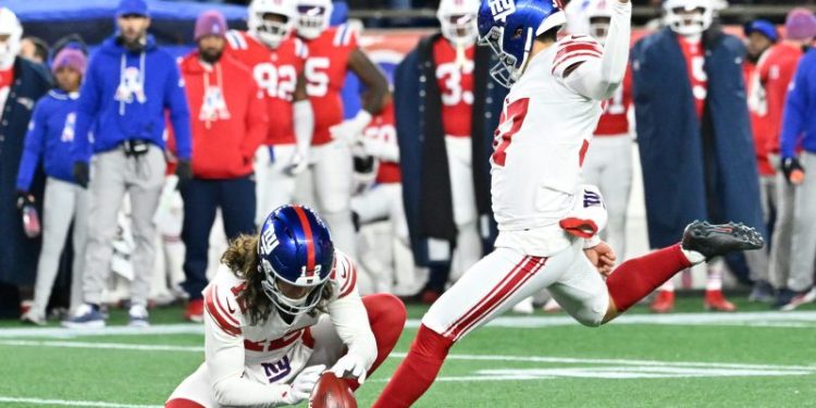 Watch: Giants have epic fail on field goal attempt