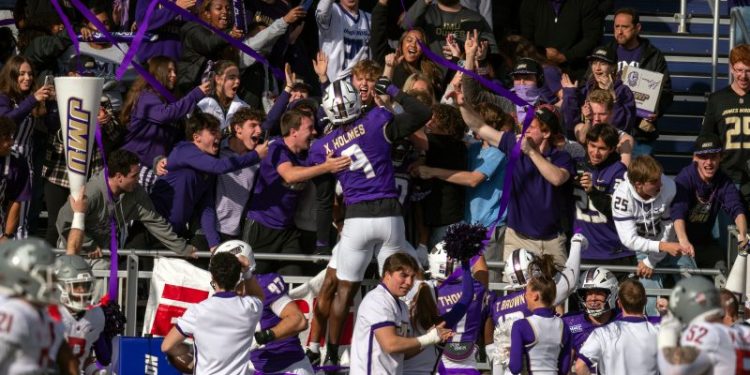 James Madison fans throw snowballs at Troy punter