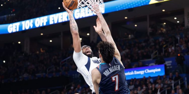 Mavs star Anthony Davis appears to hurt knee, but returns to game