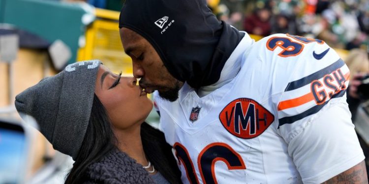 Simone Biles returns to Lambeau Field, shows off game day fit