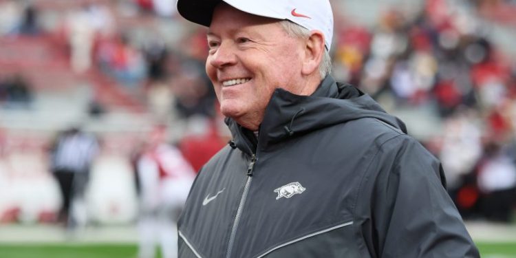 North Carolina, Bill Belichick name Bobby Petrino as OC