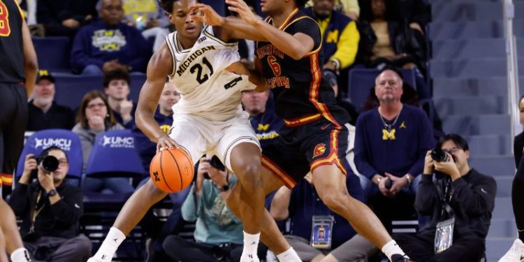 Michigan, Arizona continue to lead men’s basketball Top 25 poll