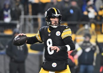 Watch: Aaron Rodgers walks off field for potentially final time