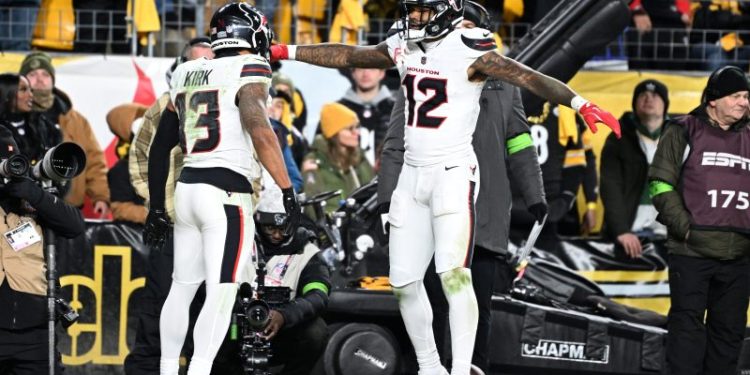 Texans star wide receiver carted off after concussion check