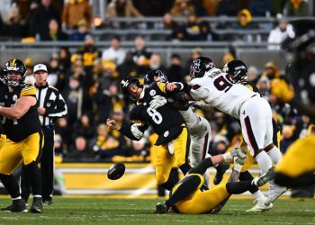 Texans stifle Steelers, ignites offseason of Rodgers speculation