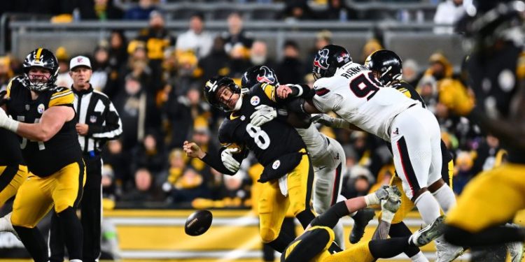 Texans stifle Steelers, ignites offseason of Rodgers speculation