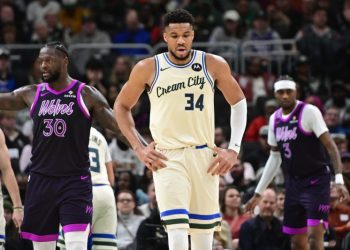 Watch: Giannis boos back at unhappy Bucks fans during loss