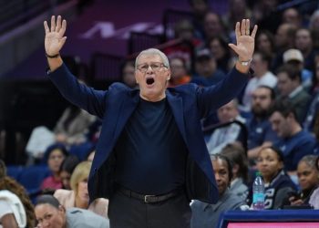 Geno Auriemma rips on the quality of Connecticut pizza