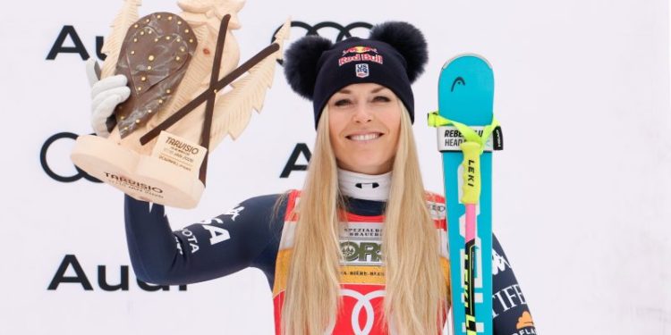 Lindsey Vonn third in downhill, extending World Cup podium streak