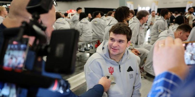 In bid to succeed brother, Alberto Mendoza experiencing cold truth of college football