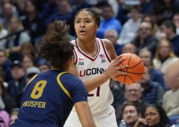 Sarah Strong helps UConn women’s basketball snap skid vs. Notre Dame