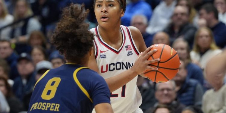Sarah Strong helps UConn women’s basketball snap skid vs. Notre Dame