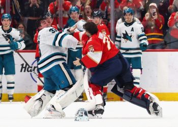 Goalie fight! Panthers, Sharks netminders square off