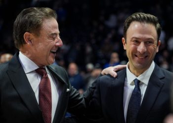 Rick Pitino becomes latest coach to win 900 college basketball games