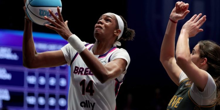 See the first dunk of the season in Unrivaled by Dominique Malonga