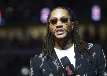 Derrick Rose honored by Chicago Bulls in emotional jersey retirement