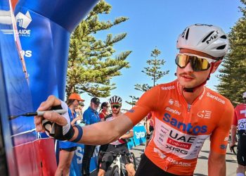 Watch: Tour Down Under cycling race disrupted by kangaroo crash