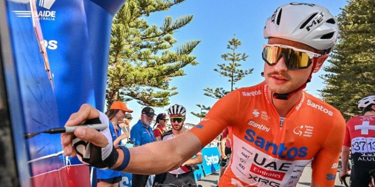Watch: Tour Down Under cycling race disrupted by kangaroo crash