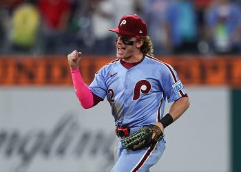 Giants bolster outfield by adding Gold Glove free agent