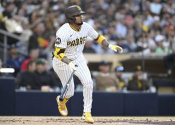 San Francisco Giants sign 3-time batting champ to 1-year deal