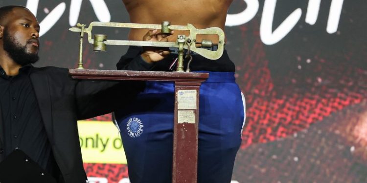 Boxer’s wig goes flying after hard punch in heavyweight bout